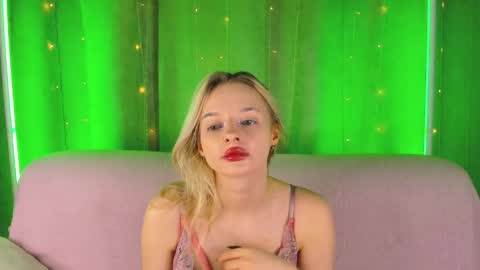 Snapshot of alessakiss chatting on April 18, 2:04 am alessakiss online show from April 18, 2:04 am