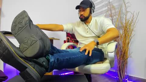 Snapshot of alessandro__wye chatting on December 1, 9:04 pm ALESSANDRO WYE online show from December 1, 9:04 pm