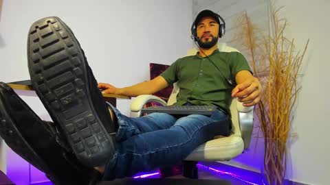 Snapshot of alessandro__wye chatting on December 3, 4:03 am ALESSANDRO WYE online show from December 3, 4:03 am
