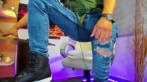 Snapshot of alessandro__wye chatting on January 20, 9:13 am ALESSANDRO WYE online show from January 20, 9:13 am