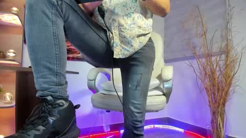Snapshot of alessandro__wye chatting on February 13, 12:24 am ALESSANDRO WYE online show from February 13, 12:24 am