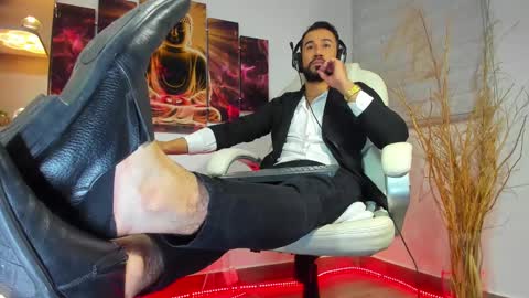 Snapshot of alessandro__wye chatting on February 13, 9:41 am ALESSANDRO WYE online show from February 13, 9:41 am