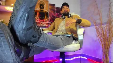 Snapshot of alessandro__wye chatting on February 14, 4:15 am ALESSANDRO WYE online show from February 14, 4:15 am