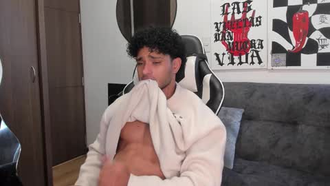 Snapshot of alessandro_vanni chatting on February 14, 4:15 pm Alessandro Vanni online show from February 14, 4:15 pm