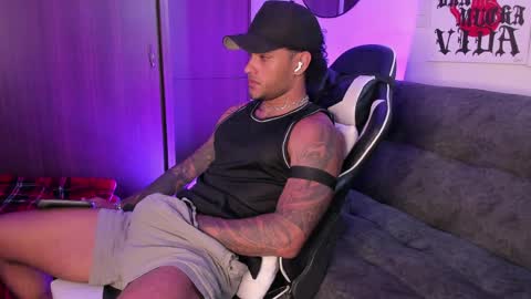 Snapshot of alessandro_vanni chatting on April 11, 1:48 pm Alessandro Vanni online show from April 11, 1:48 pm