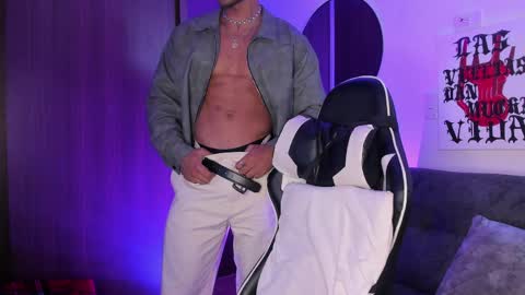 Snapshot of alessandro_vanni chatting on April 13, 9:31 pm Alessandro Vanni online show from April 13, 9:31 pm