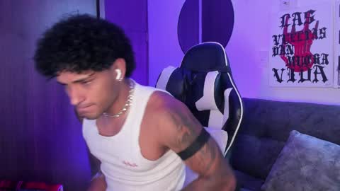 Snapshot of alessandro_vanni chatting on April 15, 1:51 pm Alessandro Vanni online show from April 15, 1:51 pm
