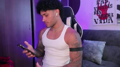 Snapshot of alessandro_vanni chatting on April 21, 1:28 pm Alessandro Vanni online show from April 21, 1:28 pm