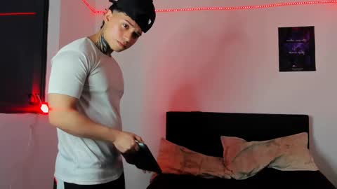 Snapshot of alessandro_wolf chatting on February 13, 3:07 am Alessandro online show from February 13, 3:07 am