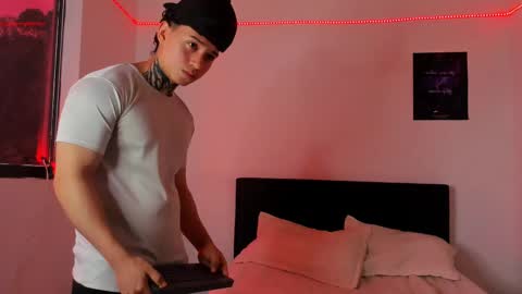 Snapshot of alessandro_wolf chatting on February 24, 3:31 pm Alessandro online show from February 24, 3:31 pm