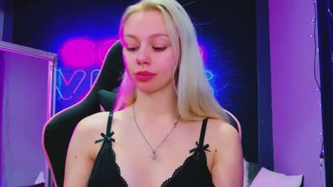 alessiacroft online show from February 16, 5:03 am