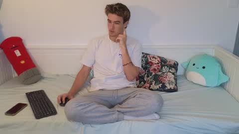 Snapshot of alex83530 chatting on December 18, 8:42 am Alex83530 online show from December 18, 8:42 am