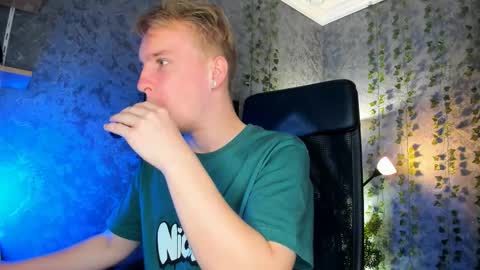 Snapshot of alex__sweet chatting on October 3, 9:17 am your Alex online show from October 3, 9:17 am