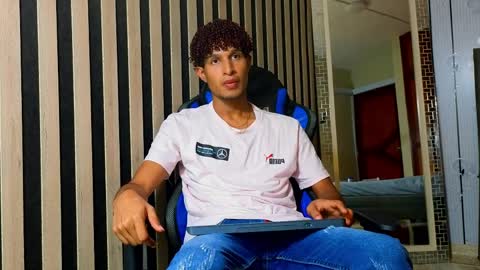 Snapshot of alex_bloom_ chatting on May 27, 7:33 pm Alexander online show from May 27, 7:33 pm