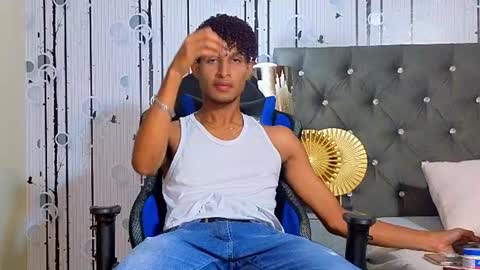 Snapshot of alex_bloom_ chatting on June 12, 7:13 pm Alexander online show from June 12, 7:13 pm