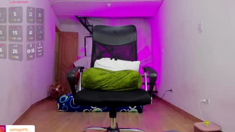 Snapshot of alex_lord_ chatting on December 8, 4:04 am i am Alex online show from December 8, 4:04 am