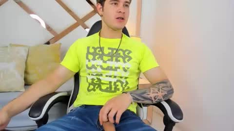 Snapshot of alex_pierce_ chatting on April 21, 7:50 pm Alex online show from April 21, 7:50 pm