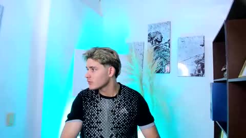 Snapshot of alex_pierce_ chatting on May 6, 7:08 pm Alex online show from May 6, 7:08 pm