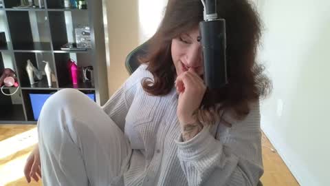 dont be afraid to click social media link its  working  just click on that  online show from October 22, 8:08 pm