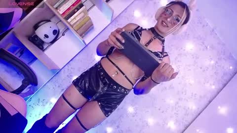 alexaavandercloude online show from May 5, 9:12 pm