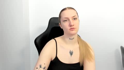 Snapshot of alexafragile chatting on April 16, 12:39 pm Alexa online show from April 16, 12:39 pm