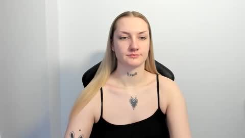 Snapshot of alexafragile chatting on April 19, 2:49 pm Alexa online show from April 19, 2:49 pm