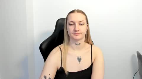 Snapshot of alexafragile chatting on April 21, 1:17 pm Alexa online show from April 21, 1:17 pm