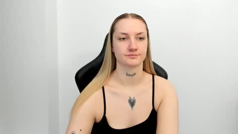 Snapshot of alexafragile chatting on April 27, 11:41 am Alexa online show from April 27, 11:41 am