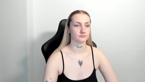 Snapshot of alexafragile chatting on June 3, 2:44 pm Alexa online show from June 3, 2:44 pm