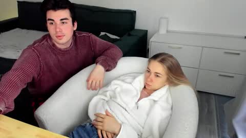 Snapshot of alexarti chatting on February 5, 3:55 am Alex online show from February 5, 3:55 am