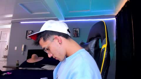 alexgiraldo__ online show from October 1, 4:02 pm