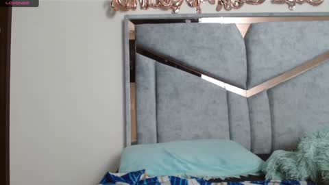 Snapshot of alexvsluisa chatting on December 20, 1:54 pm alex y luisa online show from December 20, 1:54 pm