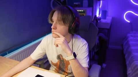 Alexycutie online show from April 28, 8:30 am