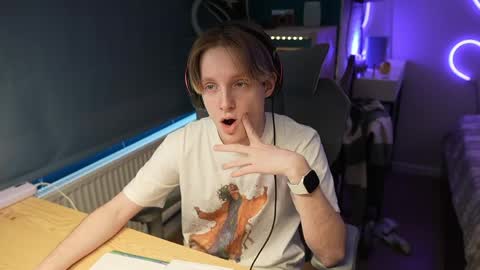 Alexycutie online show from April 29, 11:58 am