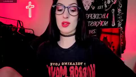 Snapshot of alice___mistress chatting on June 27, 12:48 am Miss Alice online show from June 27, 12:48 am
