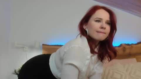 Snapshot of alice_bess chatting on February 27, 6:31 pm Alice.....Welcome to my room Lets get to know each other better and have an unforgettable time online show from February 27, 6:31 pm