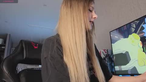 Snapshot of alice_hetfield chatting on October 26, 2:45 pm My name is Alice find out about me in the Fansly online show from October 26, 2:45 pm