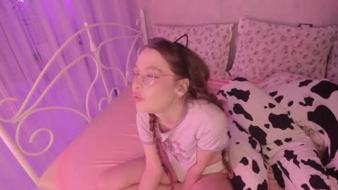 Snapshot of alice_kinky_girl chatting on December 7, 7:10 pm Alice online show from December 7, 7:10 pm