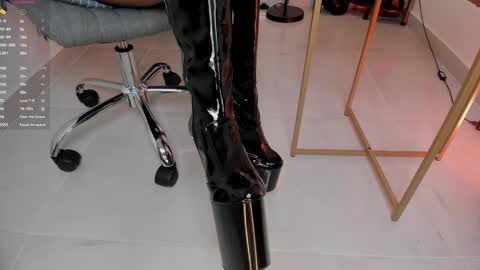 Snapshot of alice_leroy chatting on February 27, 8:09 pm Mistress Alice. online show from February 27, 8:09 pm