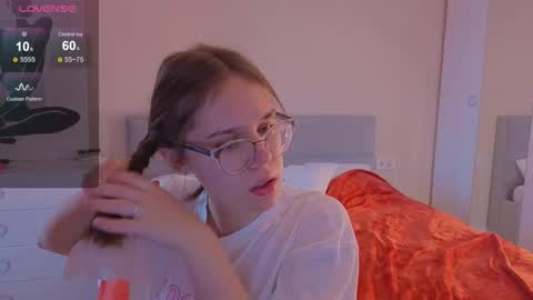 Snapshot of alice_miiiller chatting on October 14, 2:56 am Alice online show from October 14, 2:56 am