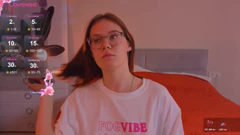 Snapshot of alice_miiiller chatting on October 17, 4:31 pm Alice online show from October 17, 4:31 pm