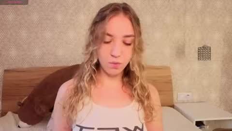 Snapshot of alice_muah chatting on June 12, 7:29 am Alice online show from June 12, 7:29 am