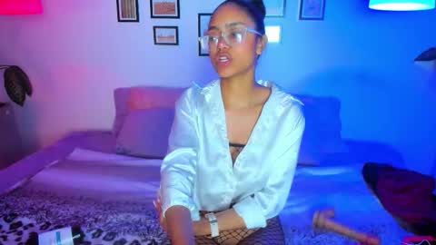 Snapshot of alice_simmons chatting on February 20, 1:00 pm alice_simmons online show from February 20, 1:00 pm