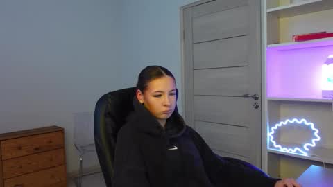 ALICE SPEAR online show from February 15, 2:47 pm