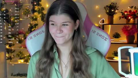 Snapshot of alice_tails chatting on September 9, 9:25 pm Alice online show from September 9, 9:25 pm