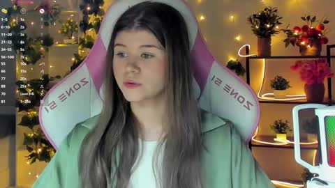Snapshot of alice_tails chatting on September 16, 9:16 pm Alice online show from September 16, 9:16 pm