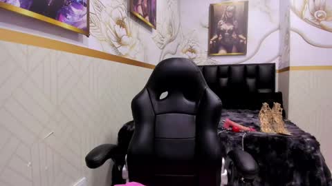 Snapshot of alicee_mature chatting on May 8, 7:30 pm alicee online show from May 8, 7:30 pm