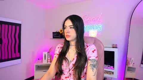 Snapshot of alicee_vixen chatting on March 28, 12:05 pm Alice online show from March 28, 12:05 pm