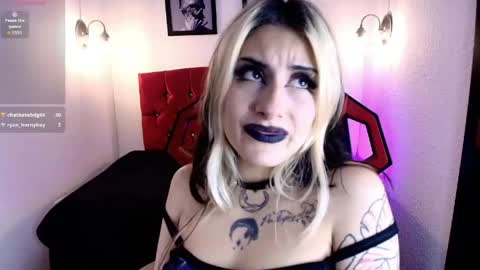 Snapshot of aliceinflames chatting on May 4, 8:16 pm Alice online show from May 4, 8:16 pm