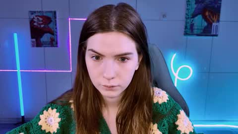 Snapshot of aliceinredsquare_ chatting on September 21, 5:09 am Alice online show from September 21, 5:09 am